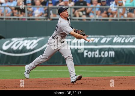Kansas City, Missouri, Stati Uniti. 11 giugno 2025. Paul Goldschmidt (48), prima base dei New York Yankees, lancia la palla in prima base contro i New York Yankees al Kauffman Stadium di Kansas City, Missouri. David Smith/CSM/Alamy Live News Foto Stock