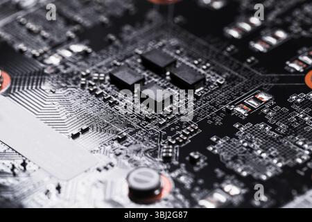 Vista dettagliata di una scheda a circuito stampato con intricati percorsi e componenti che mostrano la tecnologia moderna e la precisione elettronica. Ideale per l'illustre Foto Stock
