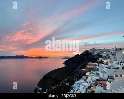 Tramonto famoso in tutto il mondo sulla costa di Santorini, in Grecia Foto Stock
