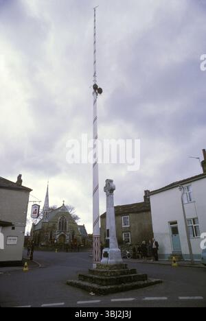 Maypole Regno Unito. Barwick in Elmet il maypole in legno lungo 86 piedi dipinto e riparato in piedi nel centro del villaggio.Barwick in Elmet, West Yorkshire, Inghilterra 1972 UK 1970s HOMER SYKES Foto Stock