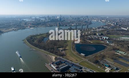 pannello solare sull'acqua, simbolo dell'energia rinnovabile in città. Vista aerea. Foto Stock