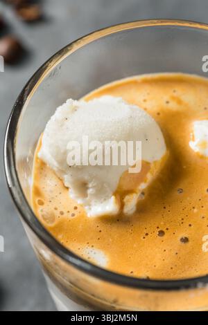 Caffè fatto in casa gelato gelato affogato in tazza Foto Stock