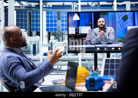 I responsabili degli impianti industriali espongono le innovazioni dei prodotti durante le riunioni di teleconferenza. Uomini d'affari che fanno presentazioni di vendita per gli azionisti, mostrando le soluzioni di pannelli solari durante le videocall su Internet Foto Stock