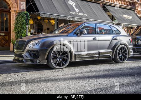 Londra, Regno Unito - 19 agosto 2023: Bentley Bentayga V8 AWD con carbonio forgiato su strada Mayfair. Foto Stock