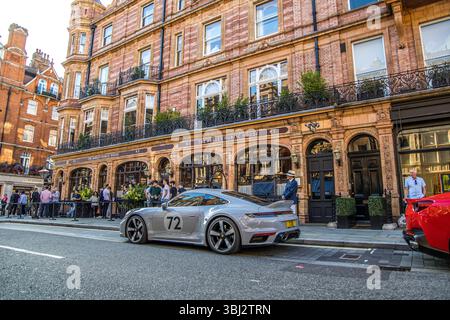 Londra, Regno Unito - 19 agosto 2023: Supercars Porsche e Ferrari Park nella zona di Mount Street Mayfair. Foto Stock