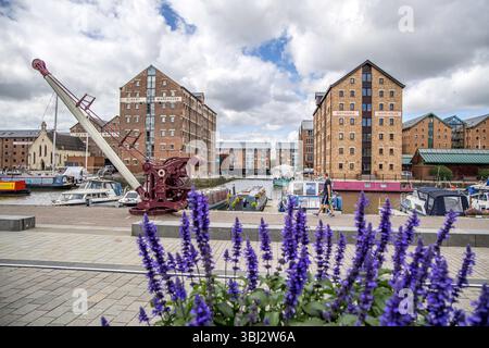 Gloucester, Regno Unito - 19 agosto 2023: Gloucester Docks at Sharpness Canal. I moli comprendono quindici magazzini vittoriani. Britannia e Albert Warehouse W. Foto Stock