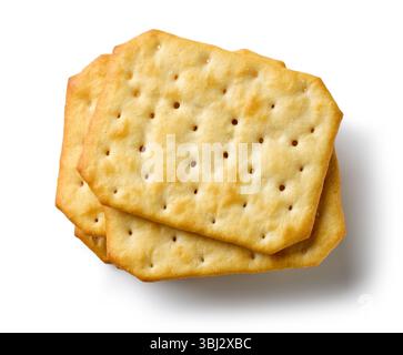 pila di cracker isolati su sfondo bianco, vista dall'alto Foto Stock