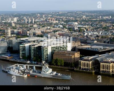 Centro di Londra, Regno Unito – 12 giugno 2025: Meteo Regno Unito. Splendido tramonto di Londra: Viste mozzafiato dello skyline di Londra che circonda lo Shard sotto i cieli serali, viste dal Walkie Talkie Skyscraper. Inghilterra Regno Unito credito: Xiu Bao/Alamy Live News. Foto Stock