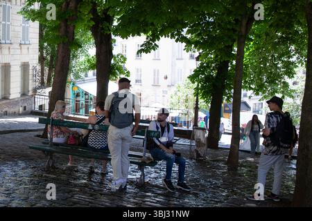 Parigi, Francia. 12 giugno 2025. Tre uomini chiacchierano in piazza Emile Goudeau, Montmartre, poi pochi istanti dopo vengono attaccati a terra e ammanettati da poliziotti che li sospettano di essere ladri. I turisti a Parigi sono spesso avvertiti di essere in guardia per i borseggiatori nelle zone turistiche più affollate. Crediti: Anna Watson/Alamy Live News Foto Stock