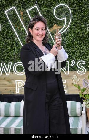 Londra, Regno Unito. 12 giugno 2025. Yael van der Wouden, vincitrice del Women's Prize for Fiction for the Safekeep, detiene il suo premio al Women's Prize Trust Summer Party & Awards. I premi sono accompagnati da una festa estiva a Bedford Square. Crediti: Imageplotter/Alamy Live News Foto Stock
