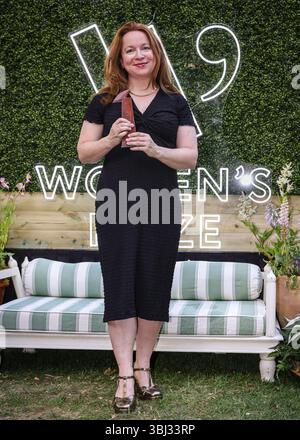 Londra, Regno Unito. 12 giugno 2025. Rachel Clarke, vincitrice del Women's Prize for non-Fiction for the Story of a Heart, posa con il suo premio al Women's Prize Trust Summer Party & Awards i premi sono accompagnati da una festa estiva a Bedford Square. Crediti: Imageplotter/Alamy Live News Foto Stock