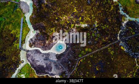 Splendida vista aerea delle Termales de San Juan, con vivaci acque termali circondate dal verde lussureggiante di Puracé, Cauca, Colombia. Foto Stock