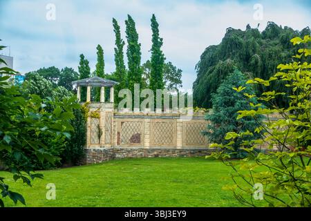 Yonkers, NY - US - 8 giugno 2025 fuori dal giardino murato di Untermyer Park, prati curati incontrano l'architettura classica in pietra, incorniciati da tre torreggianti Foto Stock