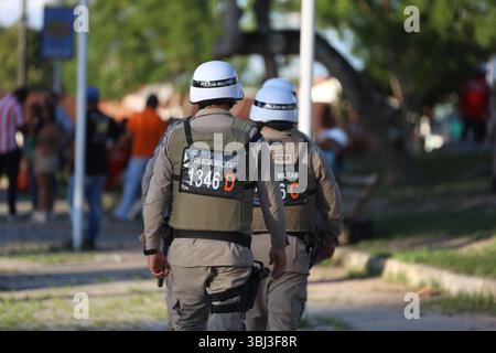 feira de santana, bahia, brasile - 27 aprile 2025: Gli ufficiali di polizia militare di Bahia forniscono sicurezza ai rivelatori durante una micareta nella città di Feira Foto Stock
