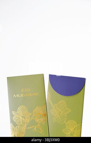 Riau, Indonesia - 21 marzo 2025: Vista ravvicinata della busta THR. Questo è l'indennità di ferie per Eid al-Fitr o Lebaran Days. Foto Stock