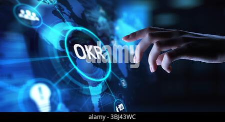 Obiettivi OKR e risultati chiave per la gestione delle prestazioni, proiezione su uno schermo virtuale, concetto di business e tecnologia. Foto Stock