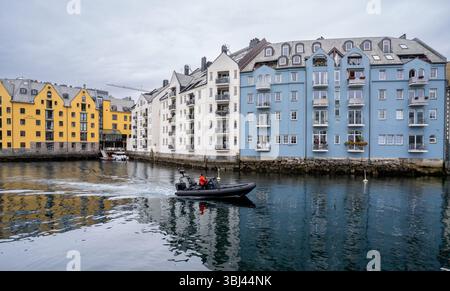 Alesund, Norvegia - 13 agosto 2022: Edifici in stile Art Nouveau lungo il canale Brosundet a Ålesund, Norvegia, con facciate colorate che si riflettono nella calma verdeggiante Foto Stock