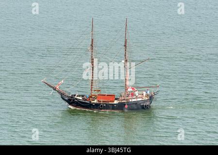 Cartagena, Colombia - 12 aprile 2024: La nave pirata la fantastica Cartagena naviga nella baia di Cartagena de Indias, Colombia. Foto Stock
