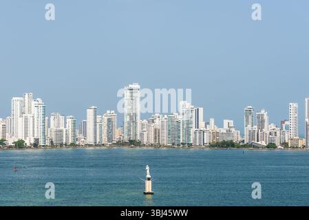 Cartagena, Colombia - 12 aprile 2024: Paesaggio naturale e Statua della Vergine di Carmen nella baia di Cartagena de Indias, Colombia. Foto Stock