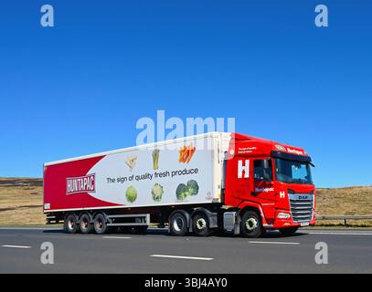 Huntapac produce Limited HGV, che viaggia a velocità sostenuta sulla M6 Motorway Southbound Carriway, Shap, Cumbria, Inghilterra, Regno Unito, Europa. Foto Stock