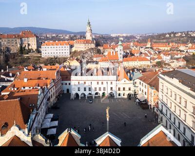 Cesky Krumlov, Repubblica Ceca: Vista aerea della piazza principale della città vecchia di Cesky Krumlov con il castello e il forte sullo sfondo della Repubblica Ceca al sole Foto Stock
