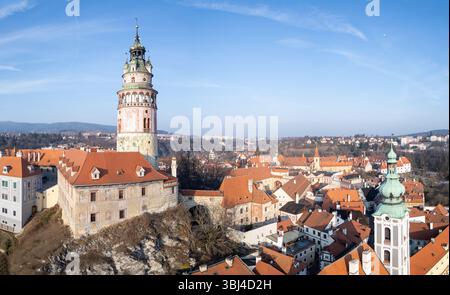 Cesky Krumlov, Repubblica Ceca: Panorama aereo della torre del castello e del Monastero dei Minoriti nella città medievale di Cesky Krumlov in ceco Foto Stock