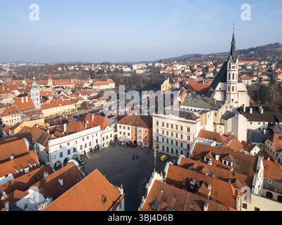 Cesky Krumlov, Repubblica Ceca: Vista aerea della piazza principale della città vecchia di Cesky Krumlov e della cattedrale di San Vito nella Repubblica Ceca in una giornata invernale di sole. Foto Stock