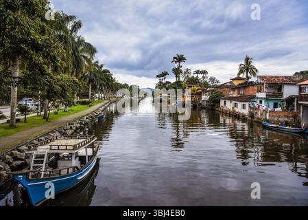Canale con barche e case sul lungofiume a Paraty, Brasile Foto Stock