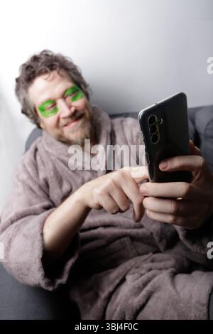 un uomo che fa un selfie con un trattamento di bellezza Foto Stock