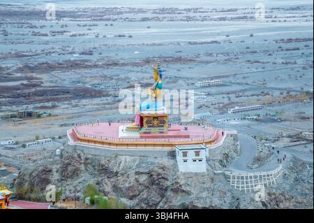 Statua del Buddha Maitreya presso il monastero di Diskit, la valle di Nubra, Ladakh, India, un maestoso punto di riferimento spirituale adagiato contro le spettacolari montagne himalayane A. Foto Stock