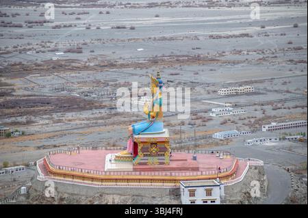 Statua del Buddha Maitreya presso il monastero di Diskit, la valle di Nubra, Ladakh, India, un maestoso punto di riferimento spirituale adagiato contro le spettacolari montagne himalayane A. Foto Stock