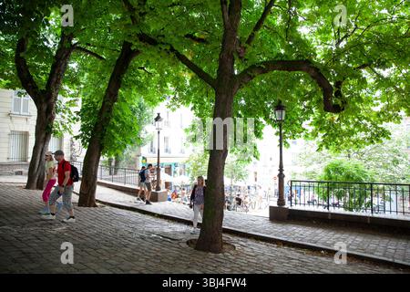 Meteo, Francia. 12 giugno 2025. Mentre Parigi sperimenta un'ondata di caldo, Place Emile Goudeau a Montmartre offre un luogo fresco e ombreggiato per i turisti di passaggio. La piazza una volta ospitava Pablo Picasso. Si prevede che le temperature raggiungano i 32 centigradi prima di raffreddarsi leggermente con temporali durante il fine settimana. Crediti: Anna Watson/Alamy Live News Foto Stock