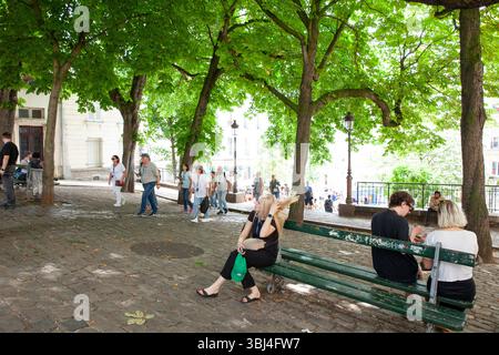 Meteo, Francia. 12 giugno 2025. Mentre Parigi sperimenta un'ondata di caldo, Place Emile Goudeau a Montmartre offre un luogo fresco e ombreggiato per i turisti di passaggio. La piazza una volta ospitava Pablo Picasso. Si prevede che le temperature raggiungano i 32 centigradi prima di raffreddarsi leggermente con temporali durante il fine settimana. Crediti: Anna Watson/Alamy Live News Foto Stock