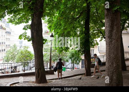 Meteo, Francia. 12 giugno 2025. Mentre Parigi sperimenta un'ondata di caldo, Place Emile Goudeau a Montmartre offre un luogo fresco e ombreggiato per i turisti di passaggio. La piazza una volta ospitava Pablo Picasso. Si prevede che le temperature raggiungano i 32 centigradi prima di raffreddarsi leggermente con temporali durante il fine settimana. Crediti: Anna Watson/Alamy Live News Foto Stock