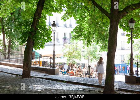 Meteo, Francia. 12 giugno 2025. Mentre Parigi sperimenta un'ondata di caldo, Place Emile Goudeau a Montmartre offre un luogo fresco e ombreggiato per i turisti di passaggio. La piazza una volta ospitava Pablo Picasso. Si prevede che le temperature raggiungano i 32 centigradi prima di raffreddarsi leggermente con temporali durante il fine settimana. Crediti: Anna Watson/Alamy Live News Foto Stock