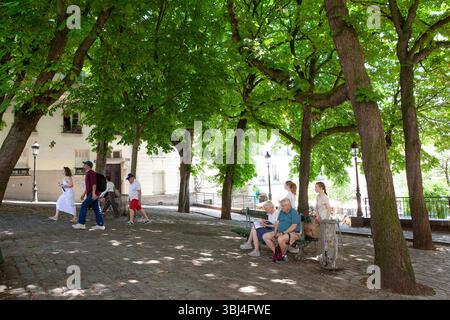 Meteo, Francia. 12 giugno 2025. Mentre Parigi sperimenta un'ondata di caldo, Place Emile Goudeau a Montmartre offre un luogo fresco e ombreggiato per i turisti di passaggio. La piazza una volta ospitava Pablo Picasso. Si prevede che le temperature raggiungano i 32 centigradi prima di raffreddarsi leggermente con temporali durante il fine settimana. Crediti: Anna Watson/Alamy Live News Foto Stock