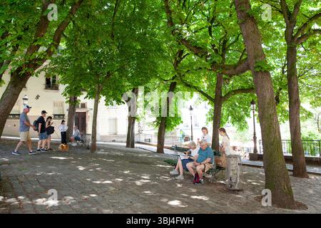 Meteo, Francia. 12 giugno 2025. Mentre Parigi sperimenta un'ondata di caldo, Place Emile Goudeau a Montmartre offre un luogo fresco e ombreggiato per i turisti di passaggio. La piazza una volta ospitava Pablo Picasso. Si prevede che le temperature raggiungano i 32 centigradi prima di raffreddarsi leggermente con temporali durante il fine settimana. Crediti: Anna Watson/Alamy Live News Foto Stock