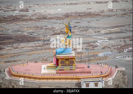 Statua del Buddha Maitreya presso il monastero di Diskit, la valle di Nubra, Ladakh, India, un maestoso punto di riferimento spirituale adagiato contro le spettacolari montagne himalayane A. Foto Stock