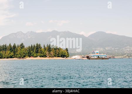 Molo galleggiante con carburante Chevron nel porto di Vancouver Foto Stock