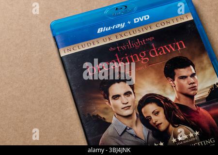 Twilight Breaking Dawn Blu-ray + custodia DVD con protagonisti i personaggi principali. Solo per uso editoriale. Foto Stock