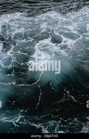 Vista dall'alto della superficie dell'oceano con profonde onde color verde acqua e schiuma bianca Foto Stock