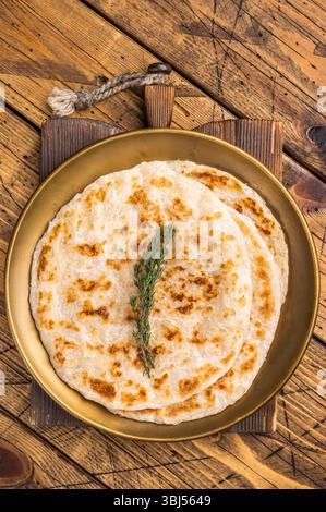 Pane piatto ripieno di patate Aloo paratha, cibo tradizionale indiano. sfondo in legno. vista dall'alto Foto Stock