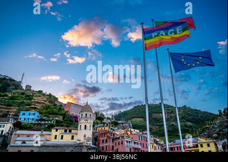 All'alba, il porto delle barche di Vernazza, Italia, si illumina di colori vivaci, incorniciato da splendidi edifici in stucco in questo iconico villaggio delle cinque Terre. Foto Stock