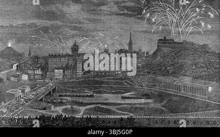 Feste di matrimonio per il Duca di Edimburgo: Illumination of the Old Town, Edinburgh, 1874. La sera di quel giorno ha visto una vista molto bella... il Castello di Edimburgo e le alte case della città Vecchia, lungo Castle Hill, il Lawnmarket, la High Street e Canongate, a coronare l'alto crinale, lungo un chilometro e mezzo circa, che si estende dal castello fino a Holyrood, erano splendidamente illuminate sul lato che si affaccia sulla valle... la società cittadina aveva concesso una somma di denaro per le spese di questo brillante spettacolo... il castello era visto con le sue varie batterie ed edifici illuminati in per Foto Stock