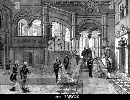Schizzi a Mosca, del nostro artista speciale: Scalinata nella parte antica del Cremlino, 1874. '...il Cremlino, che è il quartiere del palazzo di Mosca, nel centro della città, ... è circondato da mura a 30 piedi. a 50 piedi alto e 12 piedi o 16 piedi spesso, con merlature e capanne, molte torri e cinque porte principali. All'interno di questo evento si trovano il vecchio palazzo restaurato degli zar e il nuovo palazzo, ricostruito dopo l'incendio di Mosca nel 1812, quando i russi appiccarono il fuoco alla loro nobile città vecchia perché Napoleone l'aveva conquistata. Da "Illustrated London News", 1874. Foto Stock