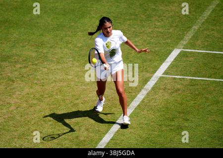 Emma Raducanu pratica il quinto giorno dei Campionati HSBC al Queen's Club di Londra. Data foto: Venerdì 13 giugno 2025. Foto Stock