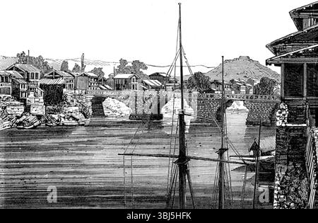 La missione a Yarkund e Kashgar: Srinuggur, Cashmere, 1874. "Kashmere o Cashmere, la provincia indiana che confina con il Punjaub a nord, è stata spesso descritta, con la sua capitale, Srinuggur, sul fiume Jhelum. La situazione di quella città, un tempo popolosa e ricca, è estremamente pittoresca. Il nostro punto di vista è da una fotografia. Si erge in mezzo a diverse acque - il tortuoso fiume, gli antichi canali, e un lago largo tre o tre miglia, con ripide colline o scogliere intorno ad esso, e con le montagne in lontananza. Le vecchie case sulle sponde del fiume, anche se rovinate, hanno una quaintly ENG Foto Stock