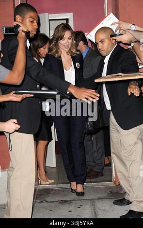 Olivia Wilde al Colbert Report di New York - 19 giugno 2012 Foto Stock