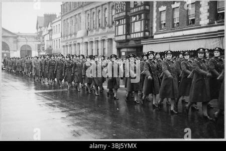 Blue Boar Row, Salisbury, Wiltshire, 1941-1943. Membri della Women's Auxiliary Air Force (WAAF) che sfilano lungo la Blue Boar Row, con Lloyds Bank e il Cadena Cafe sullo sfondo Foto Stock