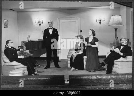 Membri della RAF Film Production Unit che prendono parte ad una produzione drammatica di "George and Margaret", presso RAF Iver Heath, Pinewood Studios, Buckinghamshire, 1943. Knicky Chapman è mostrato al centro della cornice. George and Margaret è una commedia scritta da Gerald Savory, rappresentata per la prima volta nel 1937. Pinewood Studios - o RAF Iver Heath - è stato utilizzato come base durante la seconda guerra mondiale per la Royal Air Force Film Production Unit, la Crown Film Unit e l'Army Film and Photographic Unit. Gli studi furono utilizzati per produrre entrambi i film che sostenevano il ruolo delle forze armate nella guerra, e. Foto Stock